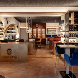 Eleganter Weinladen mit Holzmöbeln und Regalen voller Weinflaschen