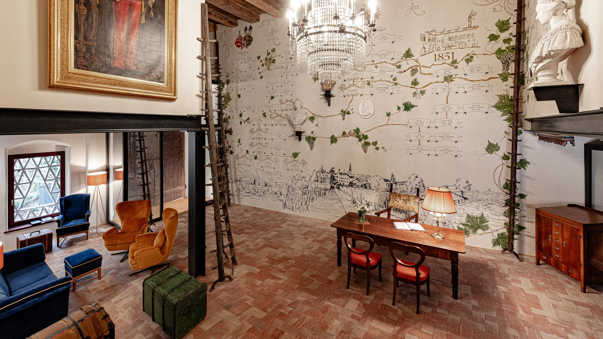Historischer Raum mit Familienstammbaum an der Wand und Kronleuchter