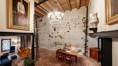 Historischer Raum mit Familienstammbaum an der Wand und Kronleuchter