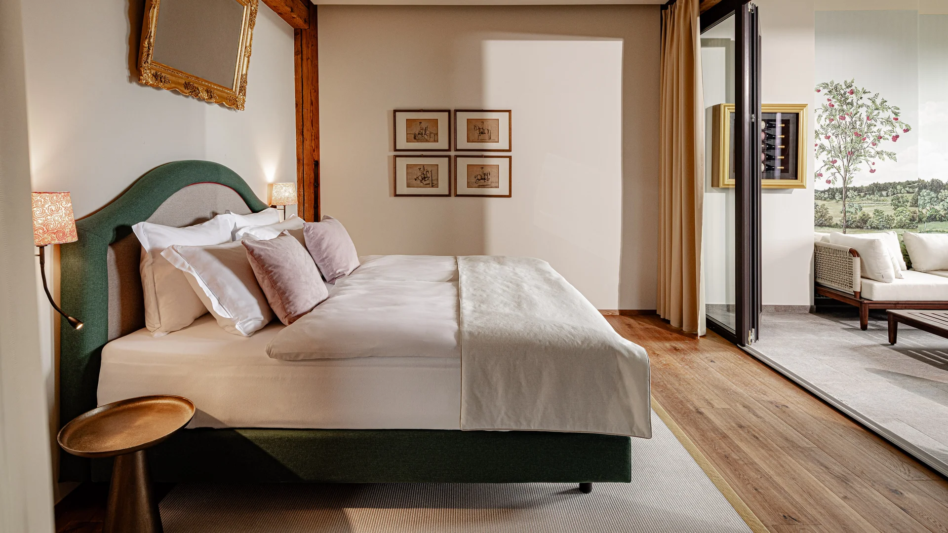 Modernes Schlafzimmer mit Boxspringbett und Blick auf Terrasse mit Sitzbereich